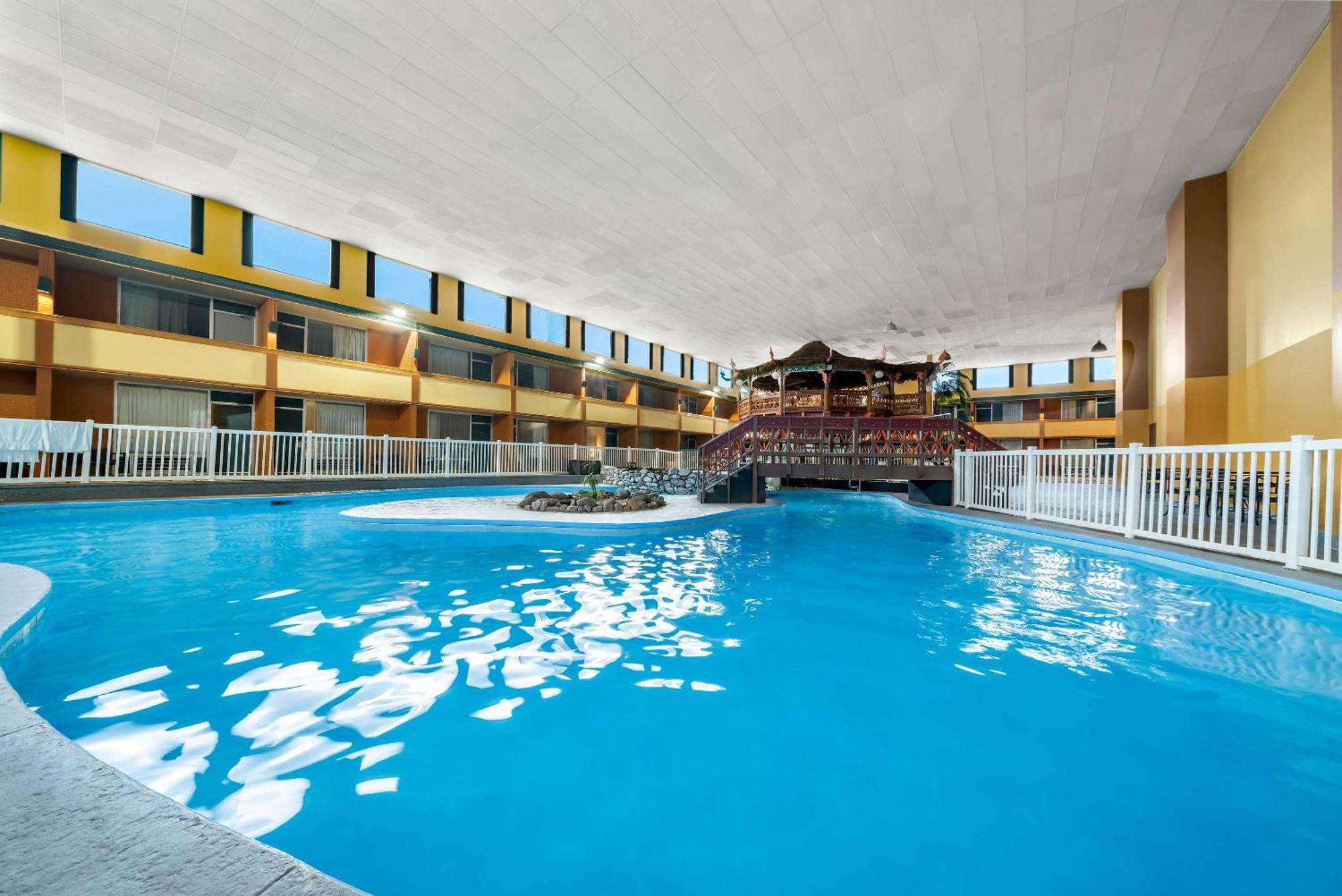 Suburban Studios, Карни Экстерьер фото
